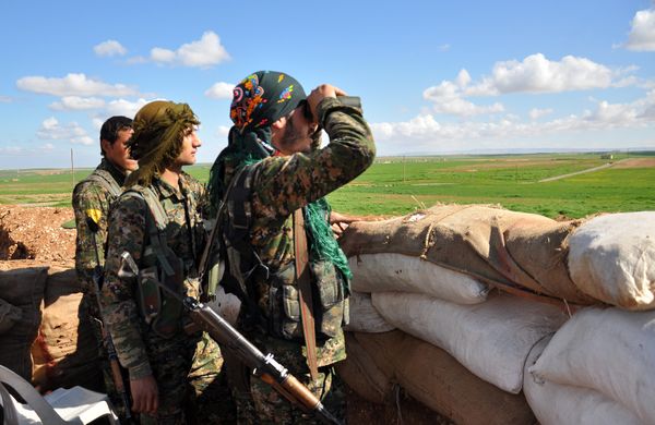 Members of the Kurdish People's Protection Units (YPG) monitor the positions of Islamic State (IS) group in the Syrian town of Ras al-Ain, close to the Turkish border on March 13, 2015 - Sputnik International