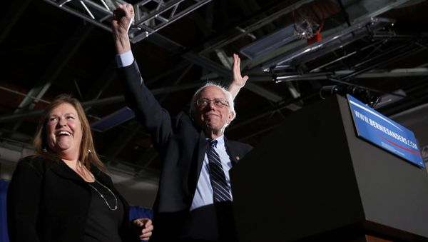 Democratic U.S. presidential candidate Bernie Sanders thrusts his fist in the air as he arrives with his wife Jane at his 2016 New Hampshire presidential primary night victory rally in Concord, New Hampshire February 9, 2016 Democratic U.S. presidential candidate Bernie Sanders thrusts his fist in the air as he arrives with his wife Jane at his 2016 New Hampshire presidential primary night victory rally in Concord, New Hampshire February 9, 2016 - Sputnik International