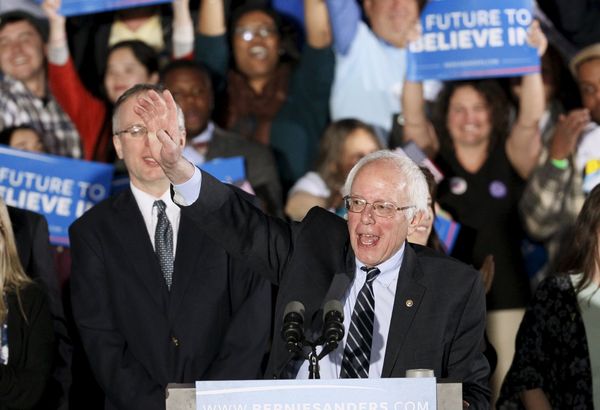 US Democratic presidential candidate Bernie Sanders smiles after winning at his 2016 New Hampshire presidential primary night rally in Concord, New Hampshire February 9, 2016. - Sputnik International