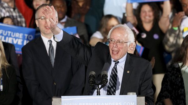US Democratic presidential candidate Bernie Sanders smiles after winning at his 2016 New Hampshire presidential primary night rally in Concord, New Hampshire February 9, 2016. - Sputnik International