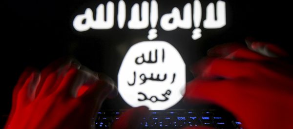 A man types on a keyboard in front of a computer screen on which an Islamic State flag is displayed, in this picture illustration taken in Zenica, Bosnia and Herzegovina, February 6, 2016 - Sputnik International