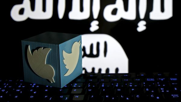 A 3D-printed Twitter logo is seen on a keyboard in front of a computer screen on which an Islamic State flag is displayed, in this picture illustration taken in Zenica, Bosnia and Herzegovina, February 6, 2016 - Sputnik International