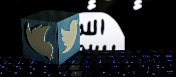 A 3D-printed Twitter logo is seen on a keyboard in front of a computer screen on which a Daesh flag is displayed, in this picture illustration taken in Zenica, Bosnia and Herzegovina, February 6, 2016 - Sputnik International