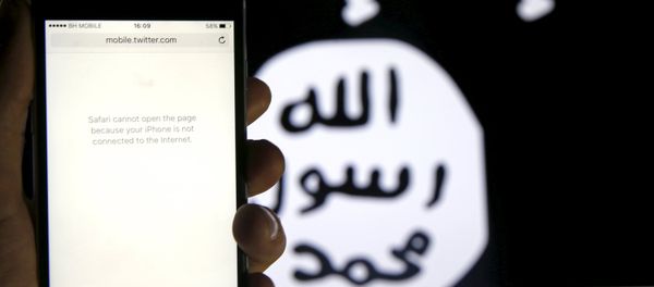 An unloaded Twitter website is seen on a phone without an internet connection, in front of a displayed ISIS flag in this photo illustration in Zenica, Bosnia and Herzegovina, February 3, 2016 An unloaded Twitter website is seen on a phone without an internet connection, in front of a displayed ISIS flag in this photo illustration in Zenica, Bosnia and Herzegovina, February 3, 2016 - Sputnik International