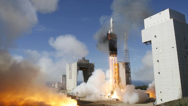 Boeing Delta 4 Heavy rocket rises from the launch pad during its first unmanned launch at Vandenberg Air Force Base, Calif  (File) - Sputnik International
