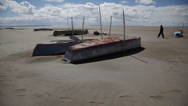 In this Jan. 12, 2016 photo, a fisherman walks along the abandoned boats in the dried up Lake Poopo, on the outskirts of Untavi, Bolivia In this Jan. 12, 2016 photo, a fisherman walks along the abandoned boats in the dried up Lake Poopo, on the outskirts of Untavi, Bolivia - Sputnik International