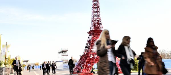 People pass by a miniature Eiffel Tower displayed at the COP21, the United Nations conference on climate at Le Bourget, on the outskirts of Paris on December 3, 2015. - Sputnik International
