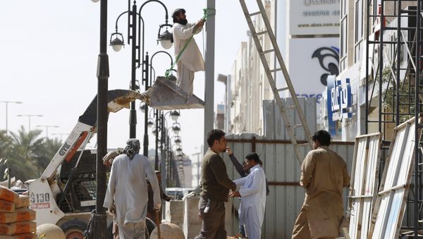 Labourer work to remove a pole outside a residential building in Riyadh, Saudi Arabia February 9, 2016 - Sputnik International