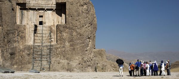 Tourists visit the tomb of Achaemenid empeor, Darius I the Great at Naqsh-e Rostam necropolis, located about 12 km northwest of Persepolis, near Shiraz in southern Iran on September 26, 2014 - Sputnik International