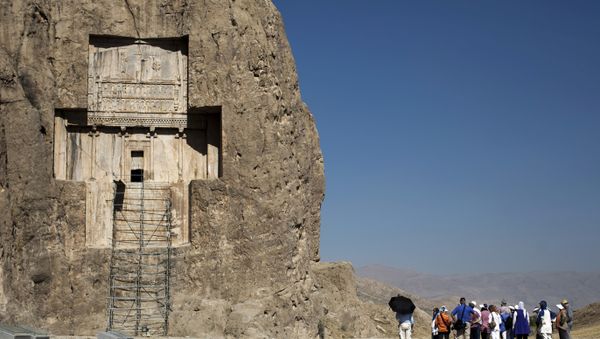 Tourists visit the tomb of Achaemenid empeor, Darius I the Great at Naqsh-e Rostam necropolis, located about 12 km northwest of Persepolis, near Shiraz in southern Iran on September 26, 2014 - Sputnik International