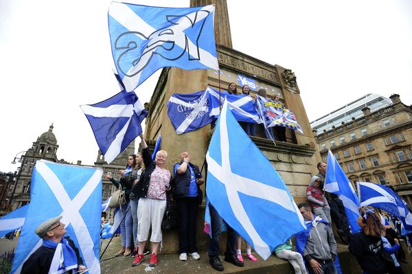 Pro Independence supporters waves the Scottish flag during a rally in George Square in Glasgow, Scotland, on September 19, 2015. - Sputnik International