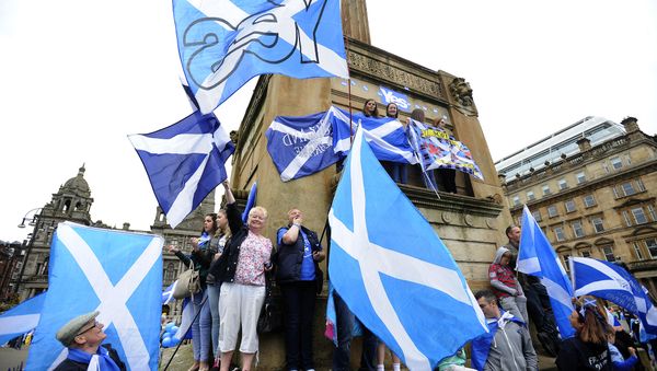 Pro Independence supporters waves the Scottish flag during a rally in George Square in Glasgow, Scotland, on September 19, 2015. Pro Independence supporters waves the Scottish flag during a rally in George Square in Glasgow, Scotland, on September 19, 2015. - Sputnik International