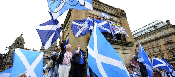Pro Independence supporters waves the Scottish flag during a rally in George Square in Glasgow, Scotland, on September 19, 2015. - Sputnik International