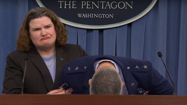 WATCH: US Air Force General Faints During Briefing - Sputnik International