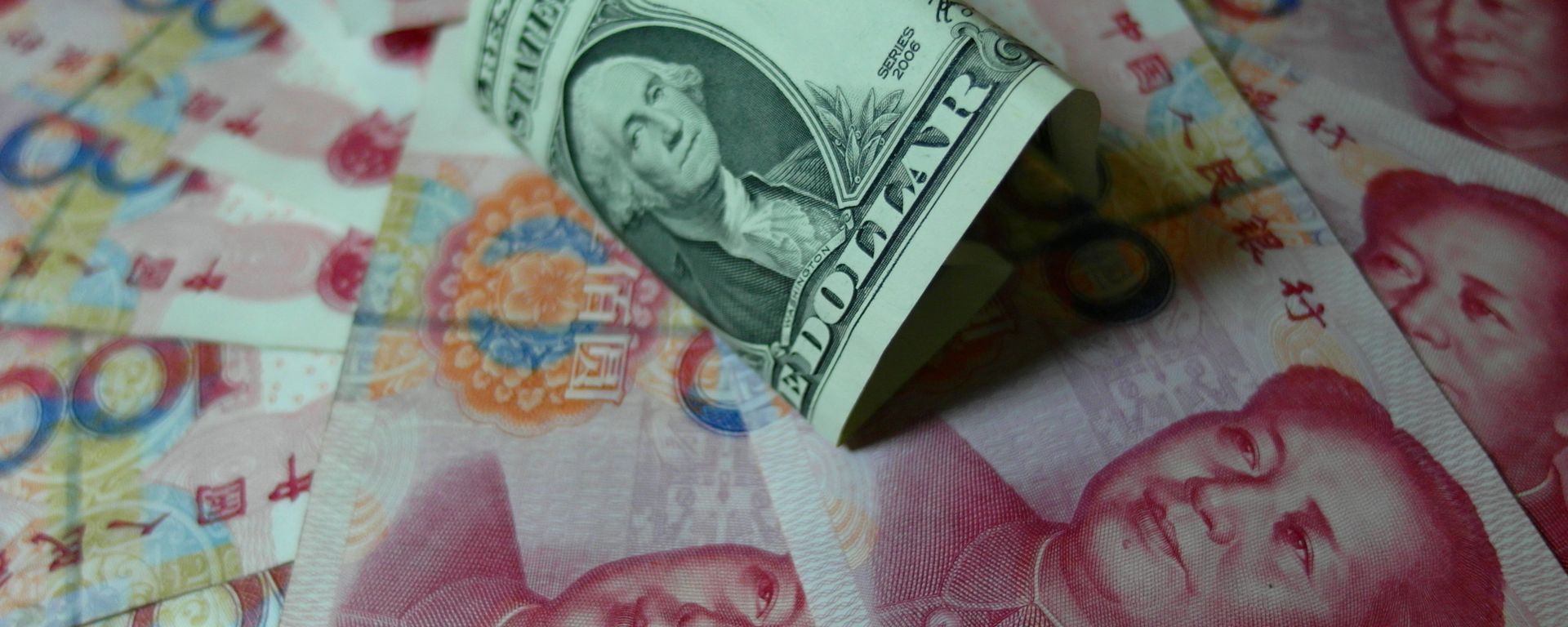 Yuan banknotes and US dollars are seen on a table in Yichang, central China's Hubei province on August 14, 2015 - Sputnik International, 1920, 24.10.2022