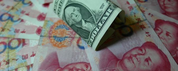 Yuan banknotes and US dollars are seen on a table in Yichang, central China's Hubei province on August 14, 2015 - Sputnik International