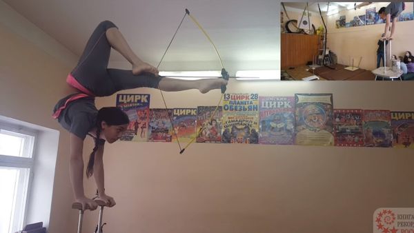 Shooting from bow legs, standing on her hands. - Sputnik International