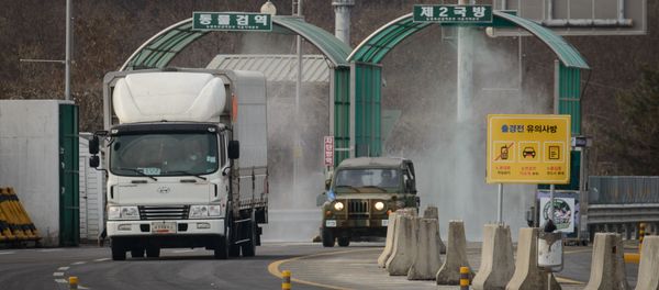 A vehicle leaving the Kaesong joint industrial zone passes through disinfectant spray before a checkpoint at the CIQ immigration centre near the Demilitarized Zone (DMZ) separating North an South Korea, in Paju on February 11, 2016 A vehicle leaving the Kaesong joint industrial zone passes through disinfectant spray before a checkpoint at the CIQ immigration centre near the Demilitarized Zone (DMZ) separating North an South Korea, in Paju on February 11, 2016 - Sputnik International