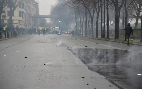 A pro-Kurdish demonstration outside the Turkish embassy in Paris, France on February 8, 2016. - Sputnik International