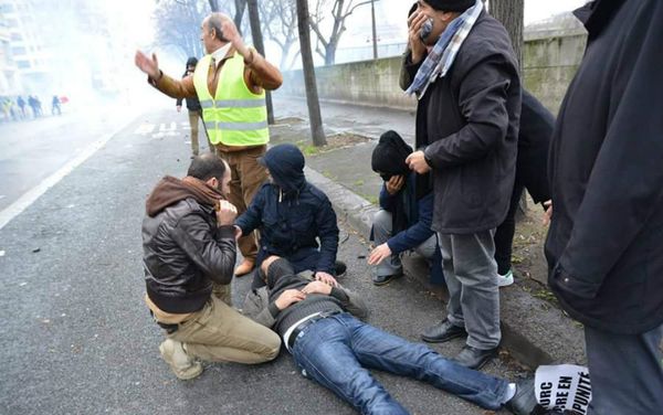 A pro-Kurdish demonstration outside the Turkish embassy in Paris, France on February 8, 2016. - Sputnik International