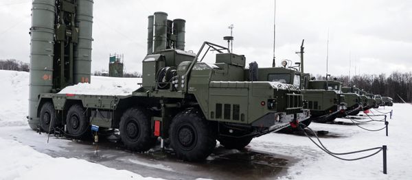 The launch units of a S-400 Triumf air defense missile system, which has entered service with the Moscow Region's air defense aerospace force - Sputnik International
