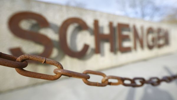 A rusty chain hangs in front of the quay of the small Luxembourg village of Schengen at the banks of the river Moselle January 27, 2016. A rusty chain hangs in front of the quay of the small Luxembourg village of Schengen at the banks of the river Moselle January 27, 2016. - Sputnik International