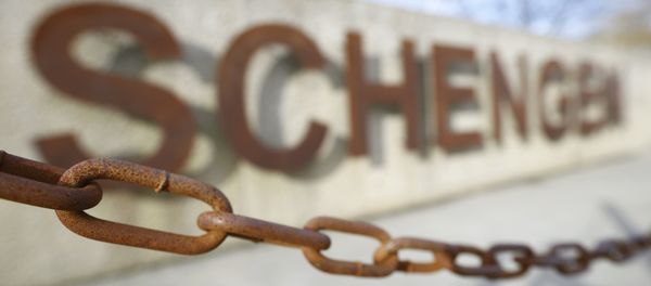 A rusty chain hangs in front of the quay of the small Luxembourg village of Schengen at the banks of the river Moselle January 27, 2016. A rusty chain hangs in front of the quay of the small Luxembourg village of Schengen at the banks of the river Moselle January 27, 2016. - Sputnik International