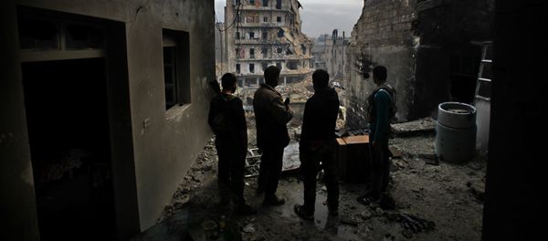 Kurdish military unit fighting along side rebel fighters, monitor the area in the besieged district of Karmel al-Jabl in eastern Aleppo - Sputnik International