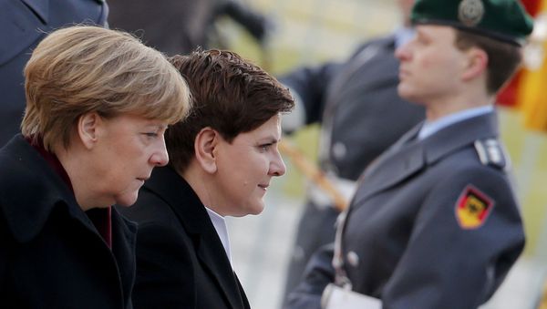 German Chancellor Angela Merkel (R) and Polish Prime Minister Beata Szydlo inspect the guard of honour during a ceremony at the Chancellery in Berlin, Germany, February 12, 2016. German Chancellor Angela Merkel (R) and Polish Prime Minister Beata Szydlo inspect the guard of honour during a ceremony at the Chancellery in Berlin, Germany, February 12, 2016. - Sputnik International