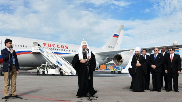 Patriarch of Moscow and All Russia Kirill (center) at Havana airport - Sputnik International