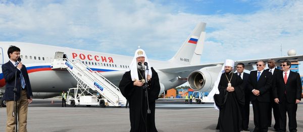 Patriarch of Moscow and All Russia Kirill (center) at Havana airport - Sputnik International