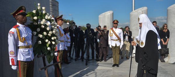 Russian Orthodox Patriarch Kirill (R) takes part in the wreath laying ceremony at Revolution Square in Havana, on February 12, 2016 - Sputnik International