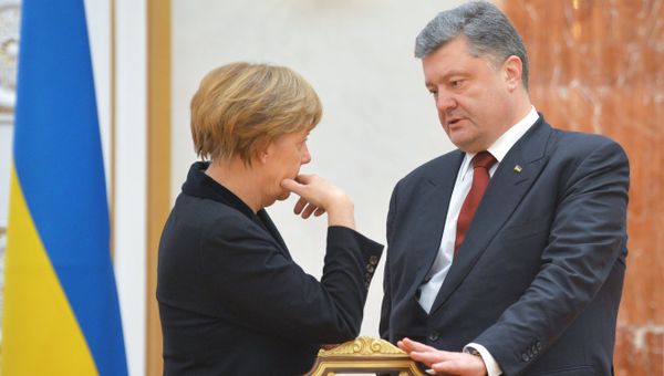 German Chancellor Angela Merkel and Ukrainian President Petro Poroshenko before an expanded meeting to discuss a peace plan for Ukraine, held by the Russian, German, French and Ukrainian leaders German Chancellor Angela Merkel and Ukrainian President Petro Poroshenko before an expanded meeting to discuss a peace plan for Ukraine, held by the Russian, German, French and Ukrainian leaders - Sputnik International