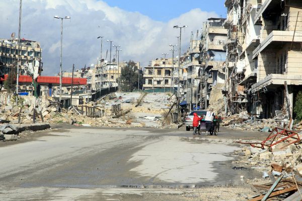 Residents push a cart near al-Shaar bridge in Aleppo's al-Shaar neighborhood, Syria. file photo  - Sputnik International