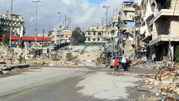 Residents push a cart near al-Shaar bridge in Aleppo's al-Shaar neighborhood, Syria, January 19, 2016. Picture taken January 19, 2016 Residents push a cart near al-Shaar bridge in Aleppo's al-Shaar neighborhood, Syria, January 19, 2016. Picture taken January 19, 2016 - Sputnik International