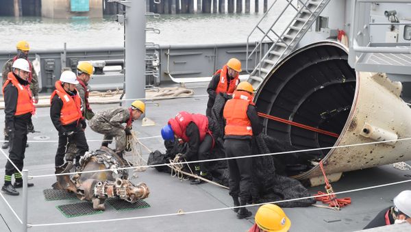 Objects believed to be debris from a North Korean rocket are displayed on a South Korean navy ship at the Second Fleet Command of Navy in Pyeongtaek, south of Seoul, on February 11, 2016 - Sputnik International