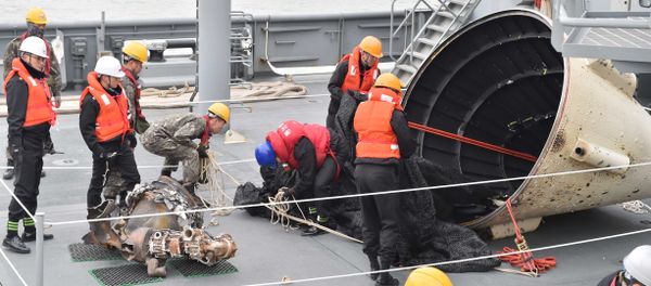 Objects believed to be debris from a North Korean rocket are displayed on a South Korean navy ship at the Second Fleet Command of Navy in Pyeongtaek, south of Seoul, on February 11, 2016 - Sputnik International