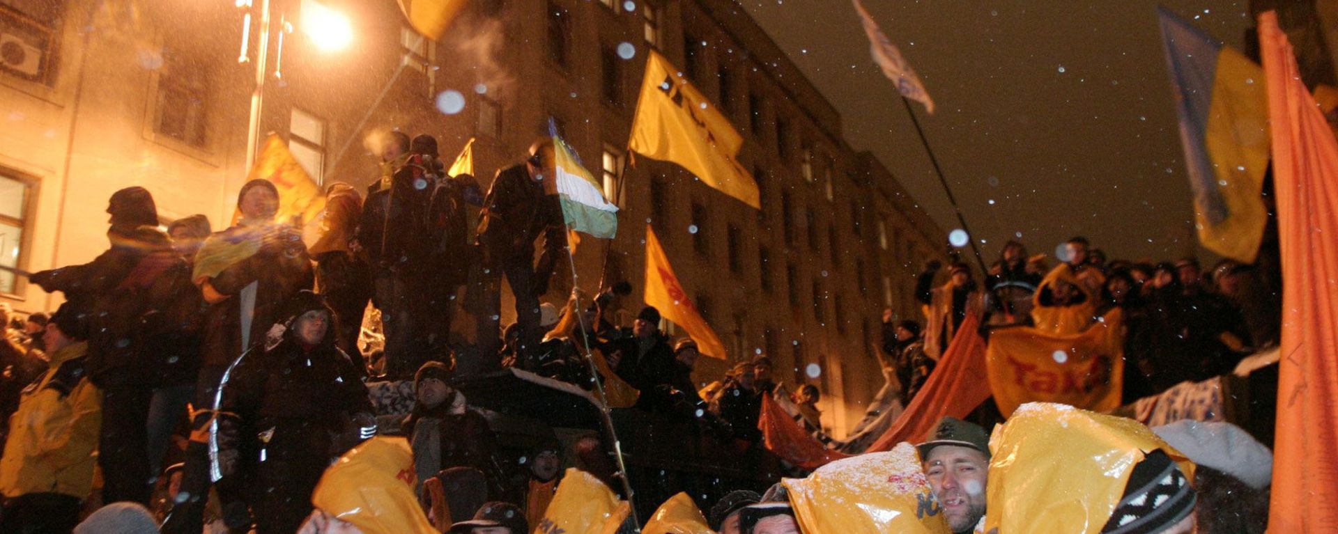 V. Yushchenko supporters at the Ukrainian President administration building. File photo V. Yushchenko supporters at the Ukrainian President administration building. File photo - Sputnik International, 1920, 21.11.2024