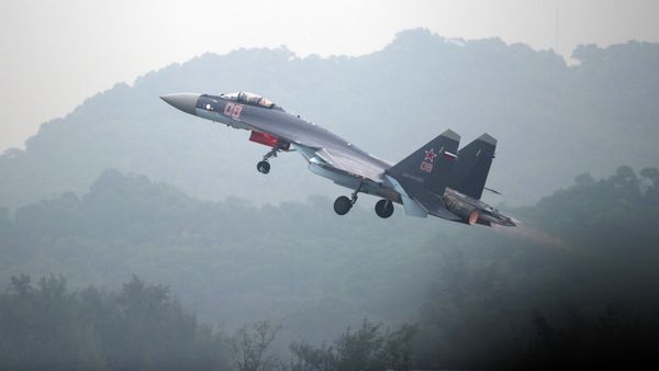 A Sukhoi SU-35 fighter jet takes off during a test flight ahead of the Airshow China 2014 in Zhuhai, South China's Guangdong province on November 10, 2014 A Sukhoi SU-35 fighter jet takes off during a test flight ahead of the Airshow China 2014 in Zhuhai, South China's Guangdong province on November 10, 2014 - Sputnik International