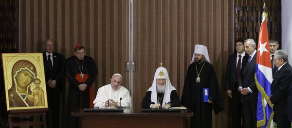Pope Francis (C-L) and the head of the Russian Orthodox Church, Patriarch Kirill (C-R) sign documents next to Cuban President Raul Castro (R) during a historic meeting in Havana on February 12, 2016 Pope Francis (C-L) and the head of the Russian Orthodox Church, Patriarch Kirill (C-R) sign documents next to Cuban President Raul Castro (R) during a historic meeting in Havana on February 12, 2016 - Sputnik International