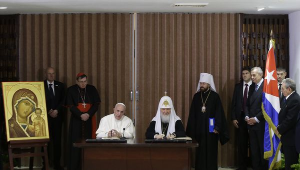 Pope Francis (C-L) and the head of the Russian Orthodox Church, Patriarch Kirill (C-R) sign documents next to Cuban President Raul Castro (R) during a historic meeting in Havana on February 12, 2016 Pope Francis (C-L) and the head of the Russian Orthodox Church, Patriarch Kirill (C-R) sign documents next to Cuban President Raul Castro (R) during a historic meeting in Havana on February 12, 2016 - Sputnik International