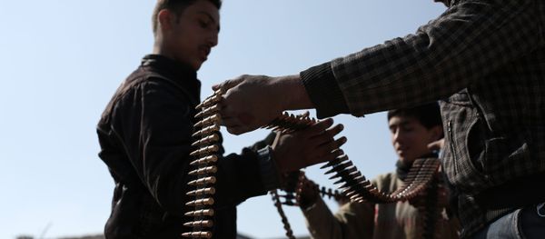 Opposition fighters belonging to Jaish al-Islam (Islam Army), the foremost rebel group in Damascus province who fiercely oppose to both the regime and the Islamic State group, check their ammunition belts in Tal al-Aswan in the area of the eastern Ghouta rebel bastion east of the Syrian capital, Damascus, during clashes with government forces on February 9, 2016. - Sputnik International