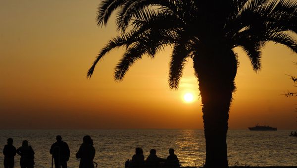 Walking along the embankment in Sochi duirng the sunset. Walking along the embankment in Sochi duirng the sunset. - Sputnik International