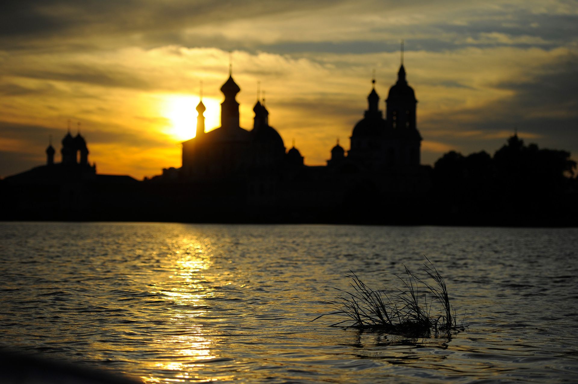 View of the Rostov Kremlin from Lake Nero View of the Rostov Kremlin from Lake Nero - Sputnik International, 1920, 26.08.2023