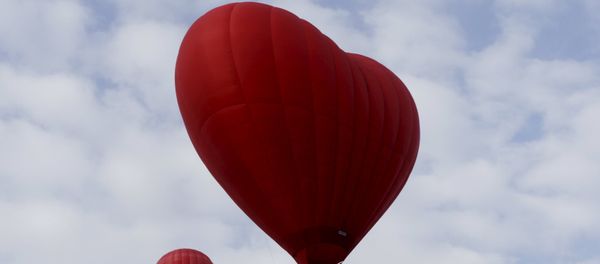 A heart-shaped hot air balloon (R) flies in the sky during the Love Cup 2016 event, ahead of Valentine's Day, in Jekabpils, Latvia, February 13, 2016 - Sputnik International