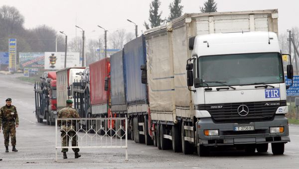 Ukrainian customs and border service officers at the Hoptivka car border crossing on the Ukrainian-Russian border. (File) - Sputnik International