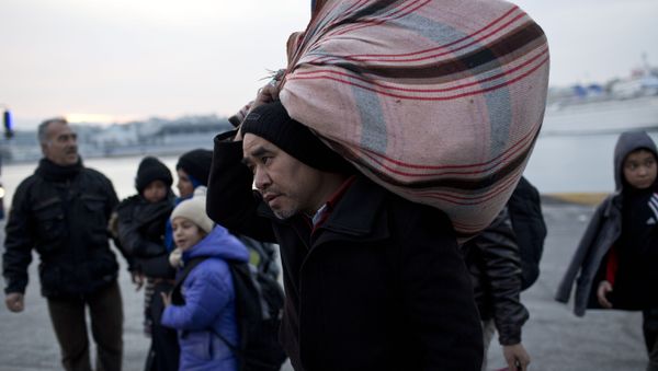 Refugees and migrants disembark from a ferry. Refugees and migrants disembark from a ferry. - Sputnik International