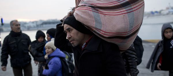 Refugees and migrants disembark from a ferry. Refugees and migrants disembark from a ferry. - Sputnik International