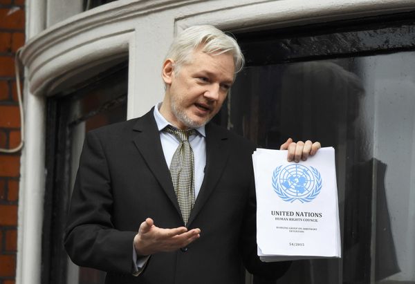WikiLeaks founder Julian Assange holds a copy of a U.N. ruling as he makes a speech from the balcony of the Ecuadorian Embassy, in central London, Britain February 5, 2016. - Sputnik International