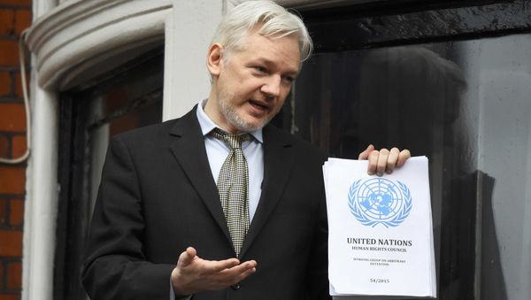 WikiLeaks founder Julian Assange holds a copy of a U.N. ruling as he makes a speech from the balcony of the Ecuadorian Embassy, in central London, Britain February 5, 2016. - Sputnik International